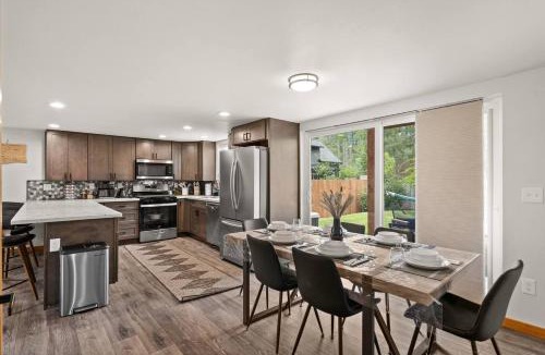 Paradise Estates House | Rainier XL Chalet EV-Hot Tub-Game Room-Guest Suite