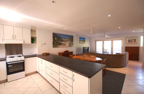 Moffat Beach Apartment | Raintrees Resort