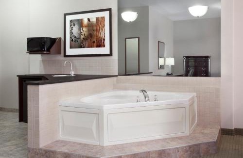 Westlock Hotel | Ramada by Wyndham Westlock