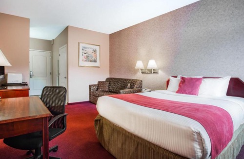 100 Mile House Hotel | Ramada Limited 100 Mile House