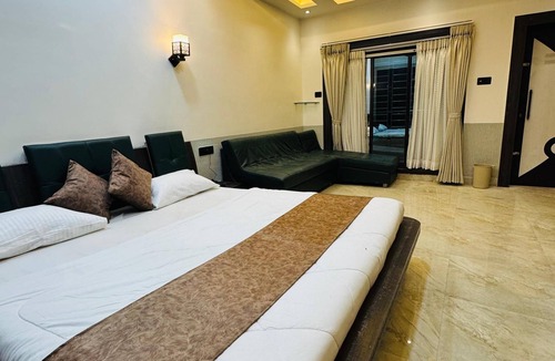 Mahmoorganj Hotel | Ramatva Stays