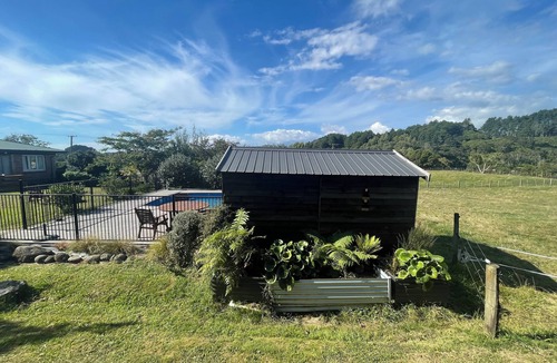 Raglan Cabin | Rambler’s Rest is a gorgeous, spacious cabin on a 700 acre beef farm near Raglan