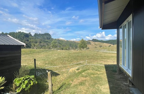 Raglan Cabin | Rambler’s Rest is a gorgeous, spacious cabin on a 700 acre beef farm near Raglan