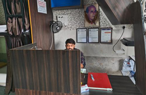 Park Road Hostel | Rameshwar Dormitories - Vile Parle Highway