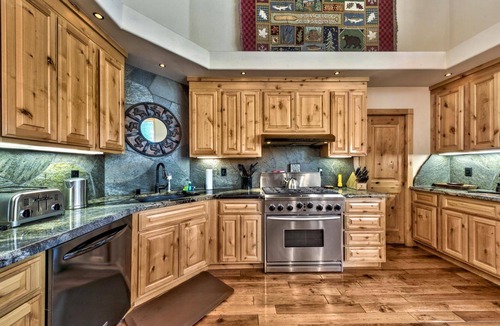 Truckee Cabin | Ramshorn Basecamp: Golf Course, Hot Tub, Bunk Beds, Beautiful Views, Arcade
