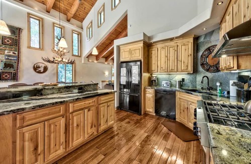 Truckee Cabin | Ramshorn Basecamp: Golf Course, Hot Tub, Bunk Beds, Beautiful Views, Arcade