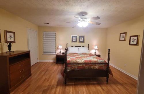 Lexington House | Ranch Style Spacious 3 Bedrooms w/Jacuzzi tub