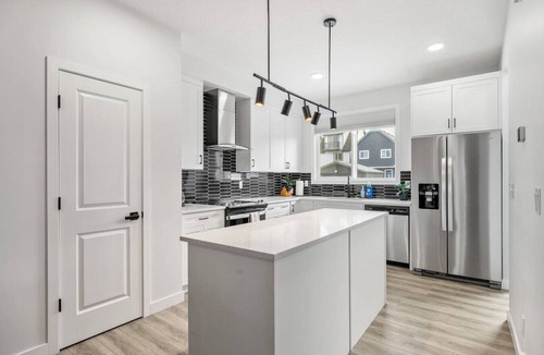 Southeast Calgary Apartment | Rangeview Retreat | A/C | Dogs Ok | Modern | Large