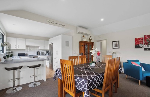 Alexandra House | Rangi Marie - Alexandra Holiday Home