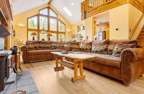 Rhododendron Cabin | Rapid River Retreat, gourmet kitchen, fireplace, hot tub