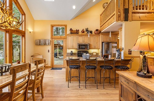Rhododendron Cabin | Rapid River Retreat, gourmet kitchen, fireplace, hot tub