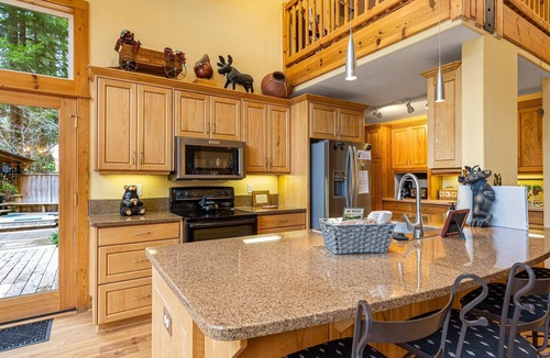 Rhododendron Cabin | Rapid River Retreat, gourmet kitchen, fireplace, hot tub