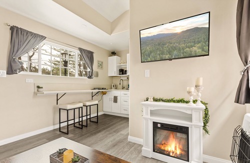 Twin Peaks Cottage | RARE Candlelight Cottage - Cozy Private Modern Romantic
