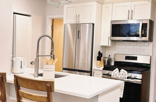 Downtown Apartment | Rare Downtown 5BR/2BA Group Stay, Walk to PPAC & Convention Center, Near Brown