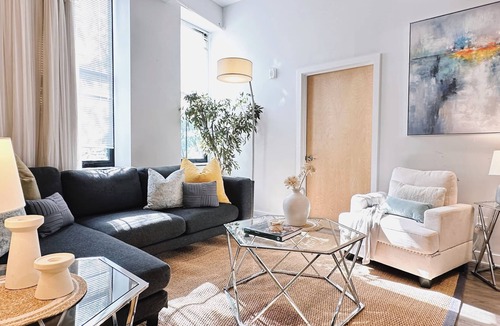 Downtown Apartment | Rare Downtown 5BR/2BA Group Stay, Walk to PPAC & Convention Center, Near Brown