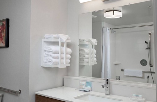 Tigard House | Rare Find! 4 Comfortable Units, FREE Parking, Free Parking, Free Full Breakfast