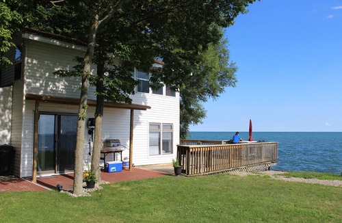 Town of Essex Cottage | Rare Find : Breathtaking Lakeview From Three Directions! Family Friendly