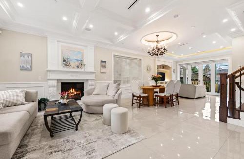 West Point Grey House | Rare Find Luxury Home Near Beaches with AC and Theatre Room