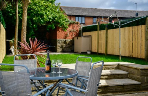 Castle House | Rare Free Parking in Heart of the City - Highly Rated Townhouse & Garden - Peaceful Area Less Than 5min Walk to Beach, Shops, Bars, Arena, Marina, Parks