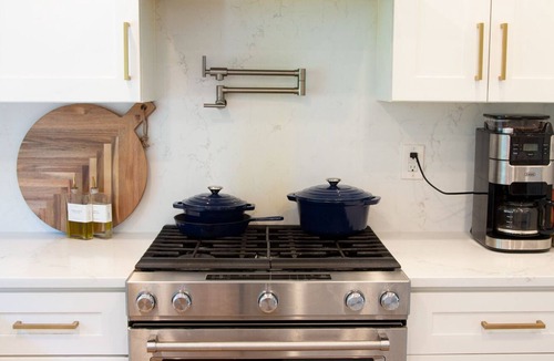 Maltby House | Rare Gem Fully Remodeled 6-bedroom house with WiFi, Sports Court, Large Backyard