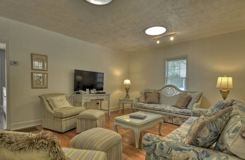 Williamstown House | Rare Gem on the Banks of the Toccoa River-Walking Distance to Town with Restaurants & Breweries
