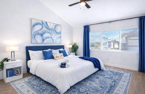 Camelback East House | Rare Side-by-Side Dual Townhome Retreat 6BR- King Beds, Pool, Free Parking, Near Old Town and Airport