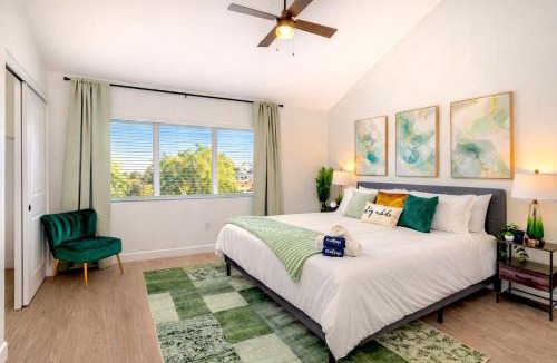Camelback East House | Rare Side-by-Side Dual Townhome Retreat 6BR- King Beds, Pool, Free Parking, Near Old Town and Airport
