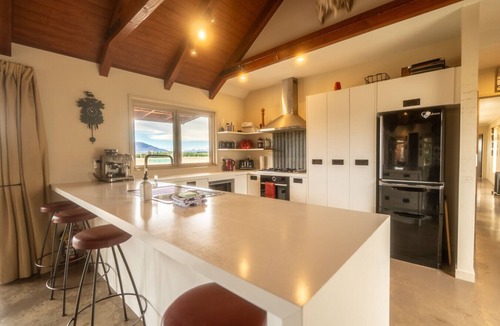 Ben Ohau House | Raspberry Hut, Huge Spaces & Panoramic Views