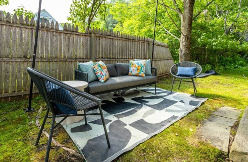 Bridgewater House | Raspberry Inn · Classic Riverfront Home-Mins to Woodstock & Skiing