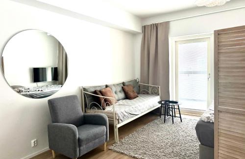 Ylamylly Apartment | Rauhallinen studio isolla parvekkeella