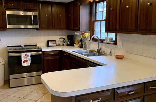Versailles House | Raven Fox Farm-Country Charm! 5 BR Only 8 miles from Keeneland and BG Airport
