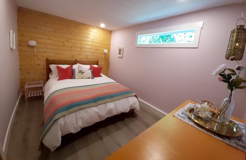 Regional District of Nanaimo Cottage | Raven's Nest: Relaxed 1-Bedroom Coastal Cottage Amongst the Trees