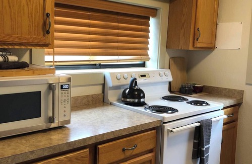 Westcliffe Cottage | Ravens Hideaway Cottage on Main, King, KItchen, Living Rm, w/d & Patio w/Grill