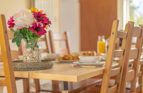 Peterborough House | Raymond James Accommodation, sleeps up to 7, free parking, full amenities and garden