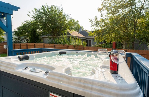 Bolingbrook House | Re-Designed, Cosmos Retreat, King Bed, Hot Tub, WiFi, Large TVs, Spacious & Calm