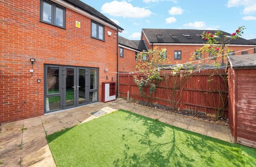 Reading City Centre House | Reading Centre serviced accommodation-Corporate Business Families-Parking