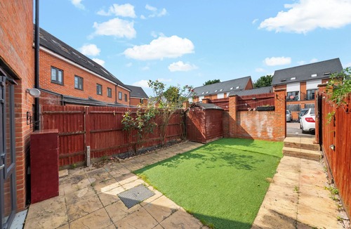 Reading City Centre House | Reading Centre serviced accommodation-Corporate Business Families-Parking