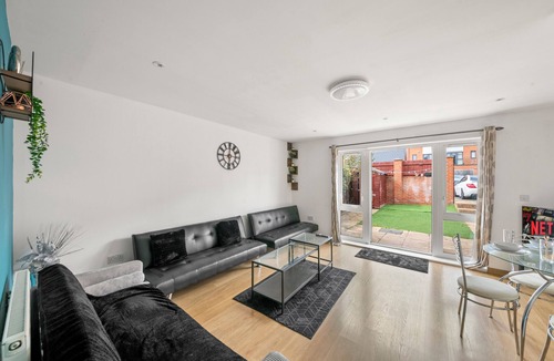 Reading City Centre House | Reading Centre serviced accommodation-Corporate Business Families-Parking