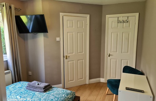 Padworth Ski Chalet | Reading private chalet with two acre gardens and lake