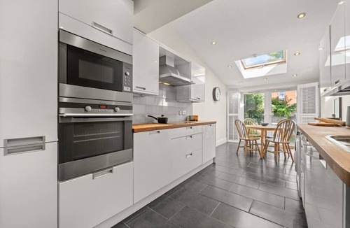 Reading City Centre House | Reading Station - Modern Home w Garden Sleeps 6