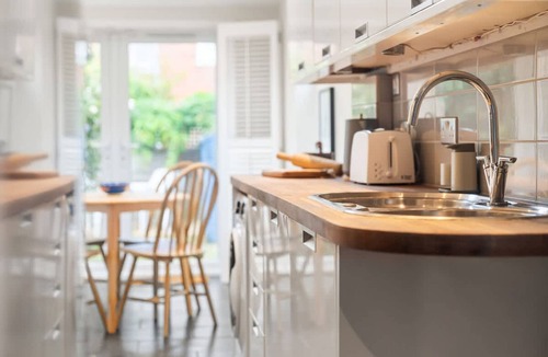 Reading City Centre House | Reading Station - Modern Home w Garden Sleeps 6