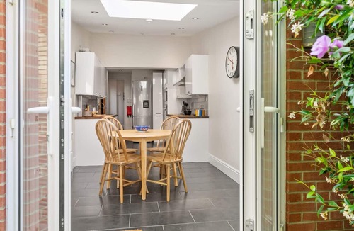 Reading City Centre House | Reading Station - Modern Home w Garden Sleeps 6