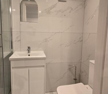Aldermaston Wharf Apartment | Reading three bedroom luxury chalet
