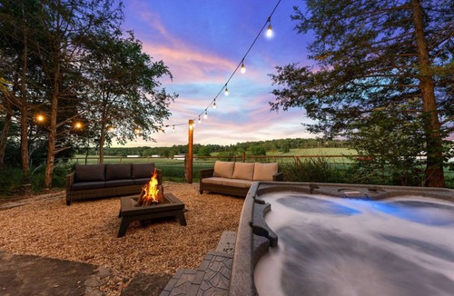 Branson Cabin | Real Log Cabin | Sleeps 32 | Forest Views/360 Deck + Games & Hot Tub