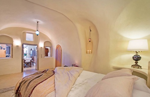 Vothon House | Real Santorini, Cave House – far from the crowds