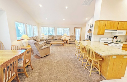 Overlook Park House | Rec Passes, Private Hot Tub, A/C, 2 Primaries and 2 Living Areas, Reverse Living- Mt Hood 13