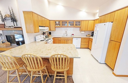 Overlook Park House | Rec Passes, Private Hot Tub, A/C, 2 Primaries and 2 Living Areas, Reverse Living- Mt Hood 13