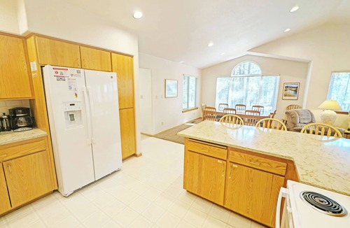 Overlook Park House | Rec Passes, Private Hot Tub, A/C, 2 Primaries and 2 Living Areas, Reverse Living- Mt Hood 13
