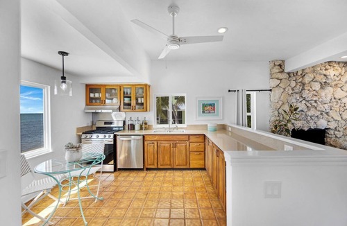 Long Beach Estates House | Recently renovated oceanfront home in Big Pine