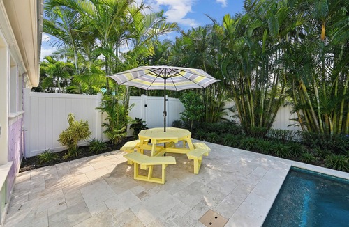 Holmes Beach Cottage | Recently Renovated Luxury Ground Floor Island Home Close to Beach!o Sleeps 4